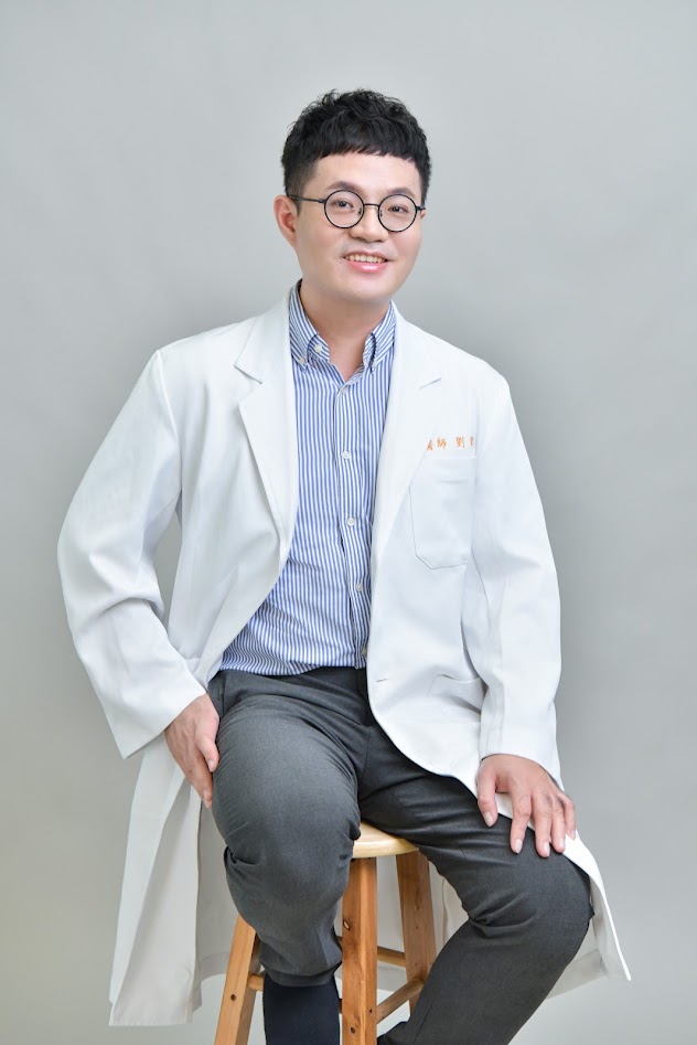 劉奕醫師白袍坐姿形象照